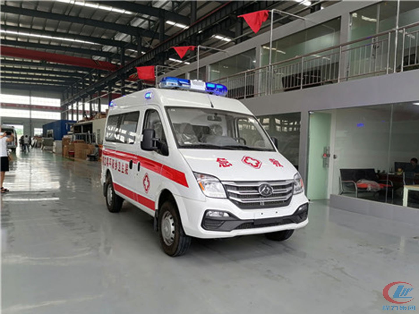 國六大通V80短軸中頂救護(hù)車