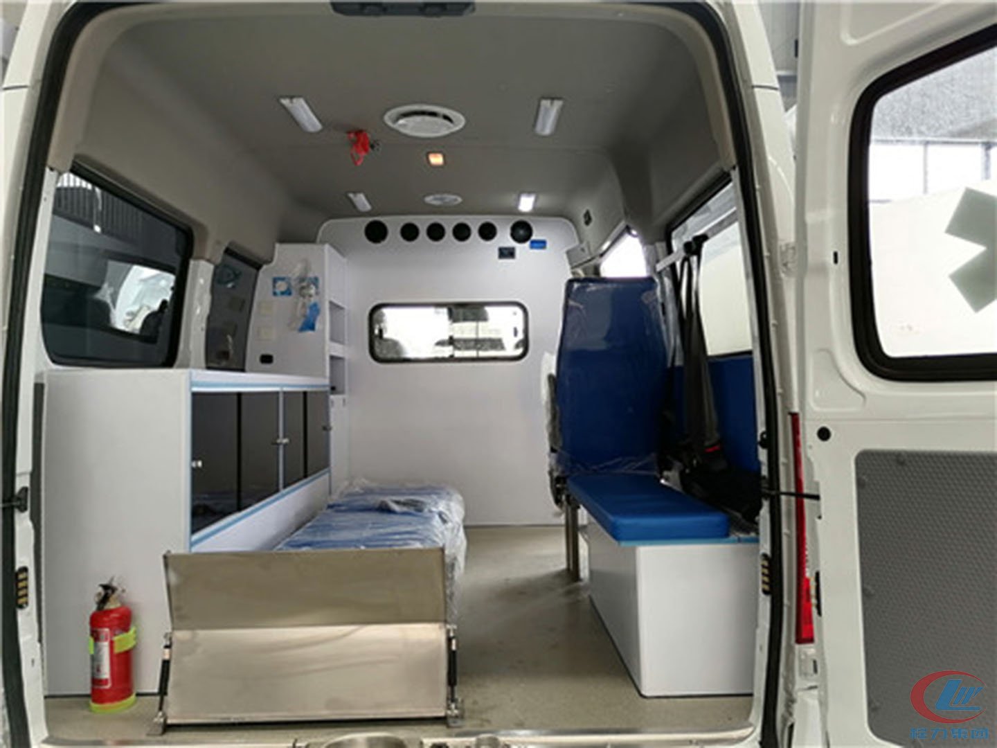 國六大通V80短軸中頂救護(hù)車
