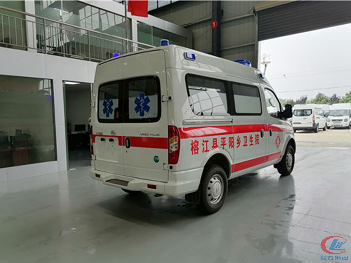 國六大通V80短軸中頂救護(hù)車