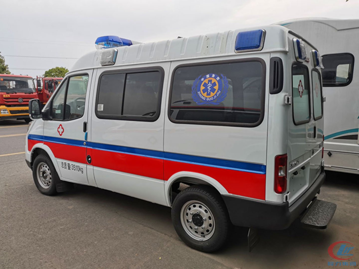 國(guó)六江鈴特順短軸中頂救護(hù)車