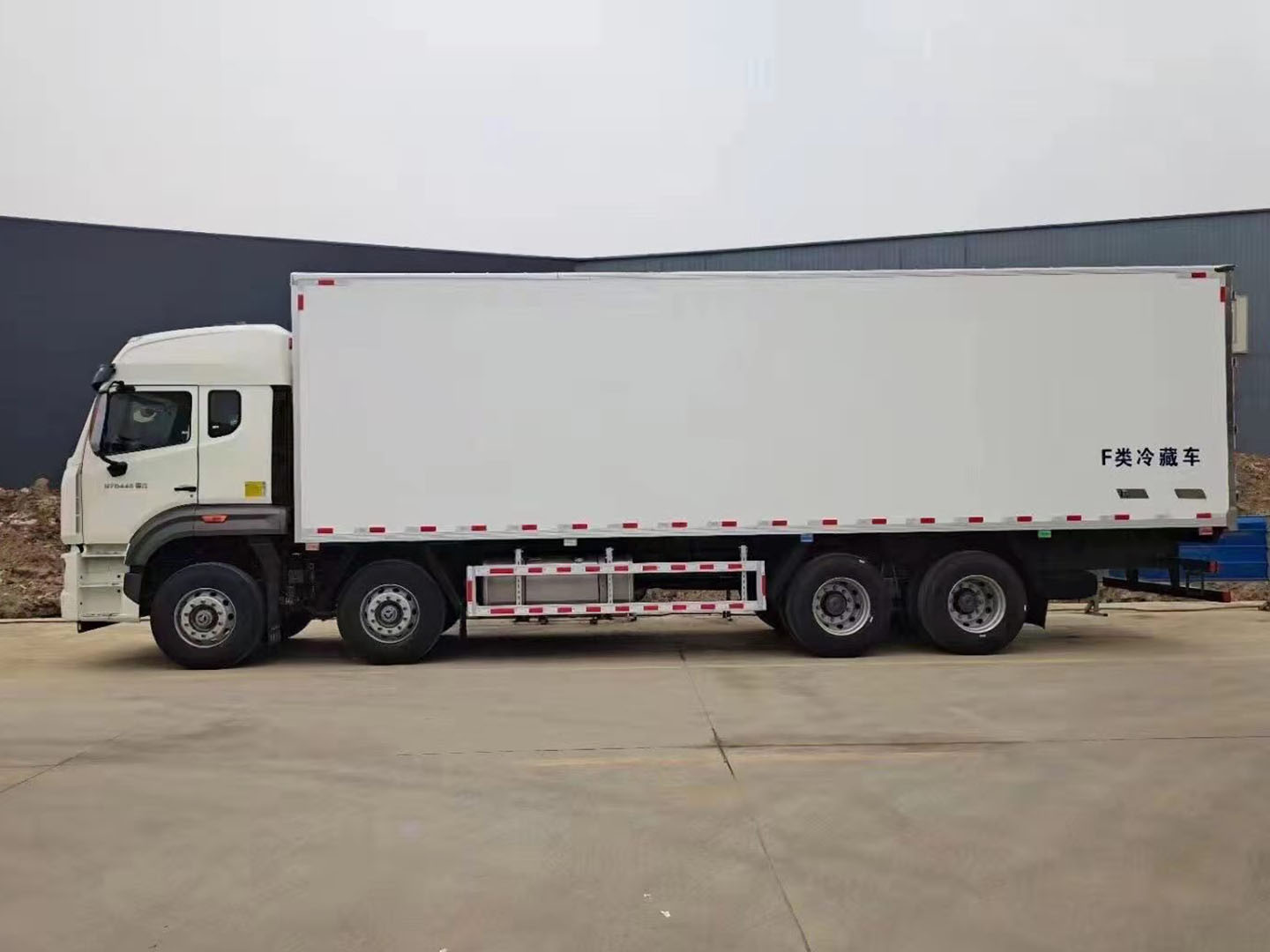 國(guó)六重汽豪瀚前四后八冷藏車