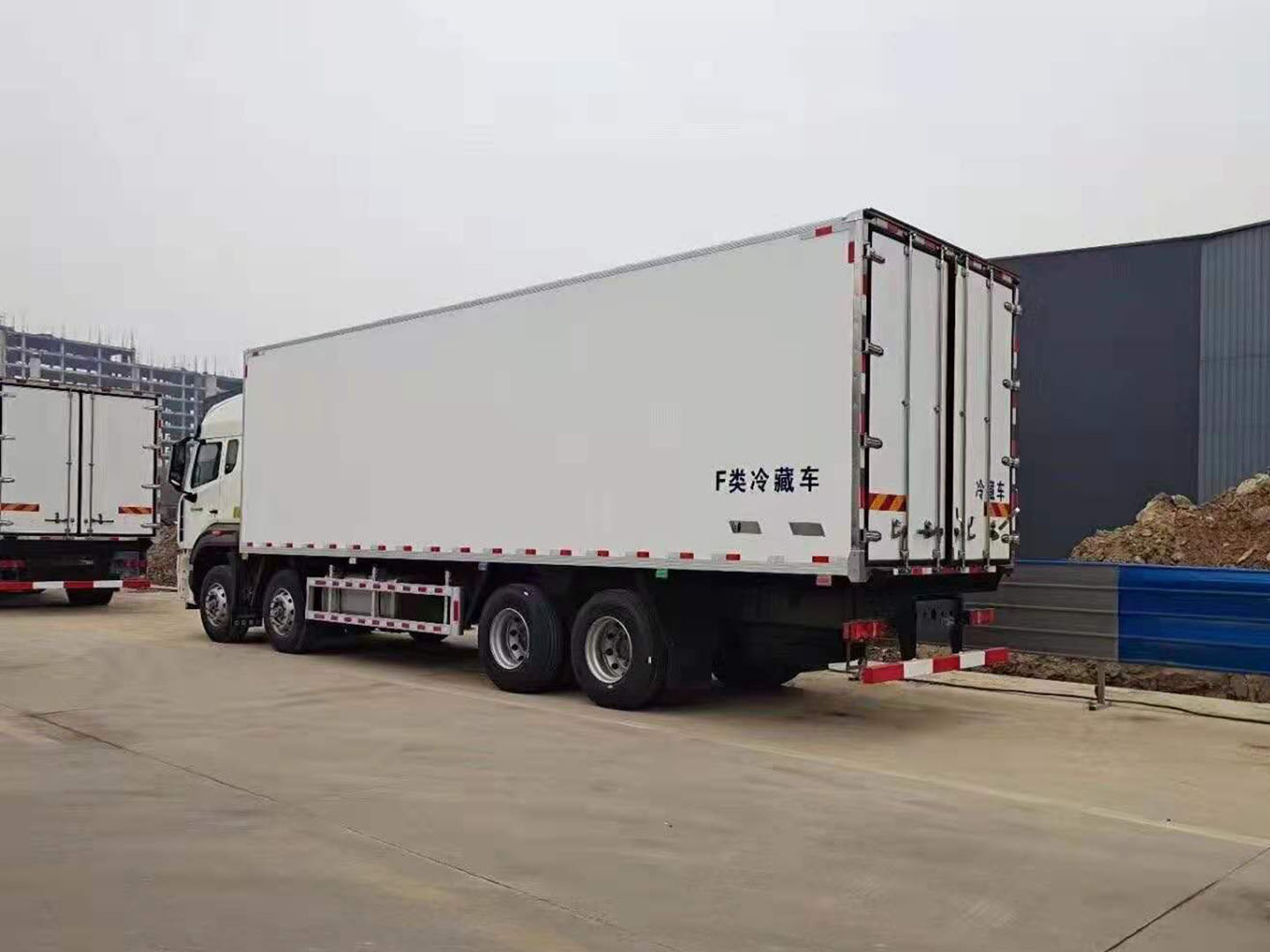 國(guó)六重汽豪瀚前四后八冷藏車