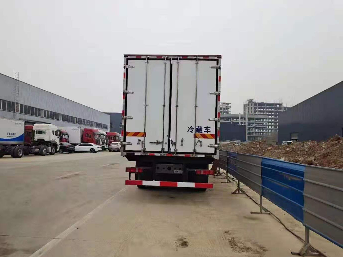 國(guó)六重汽豪瀚前四后八冷藏車