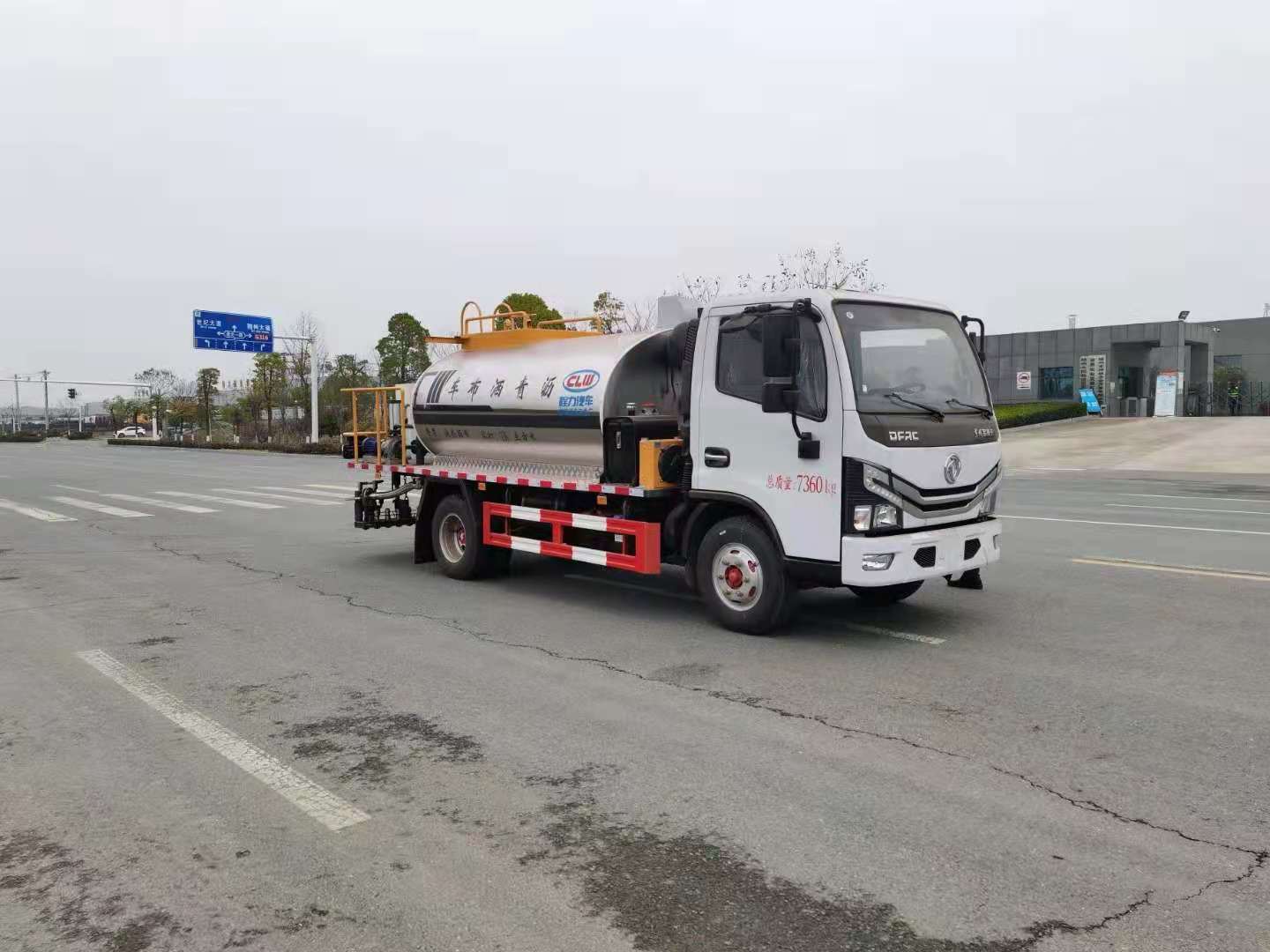國(guó)六東風(fēng)小多利卡4方智能瀝青灑布車(chē)