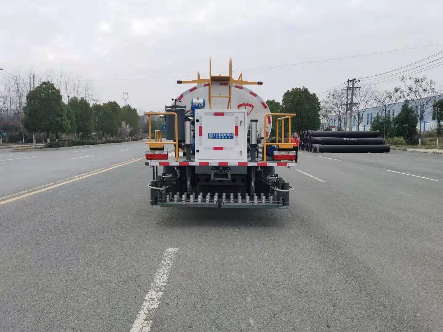 國(guó)六東風(fēng)多利卡6.5方瀝青灑布車(chē)