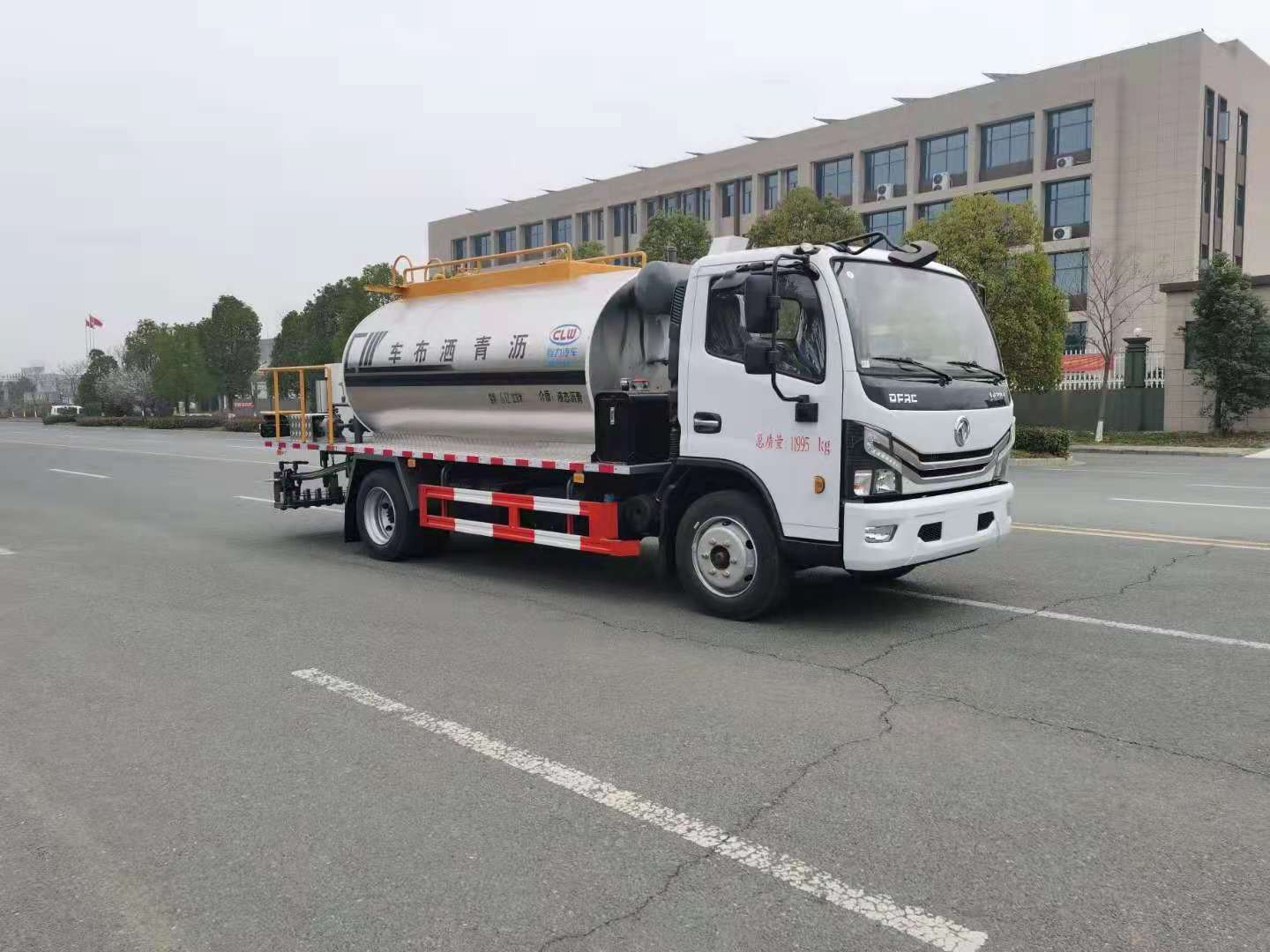 國(guó)六東風(fēng)多利卡6.5方瀝青灑布車(chē)
