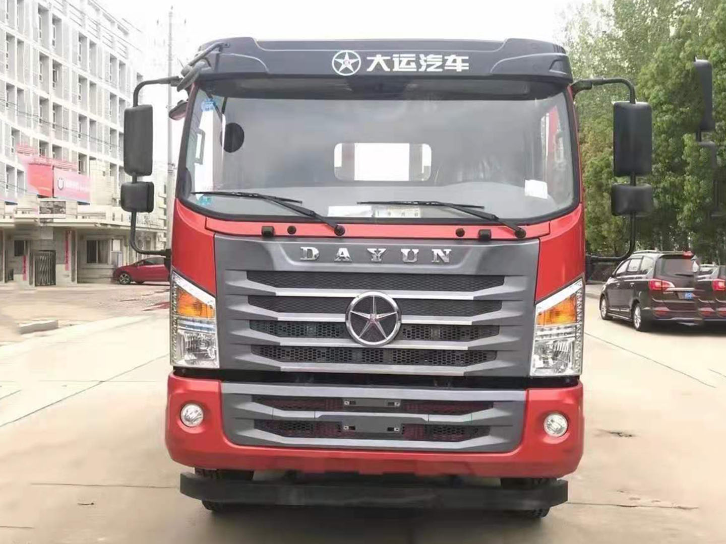 國(guó)六湖北大運(yùn)平板運(yùn)輸車(chē)