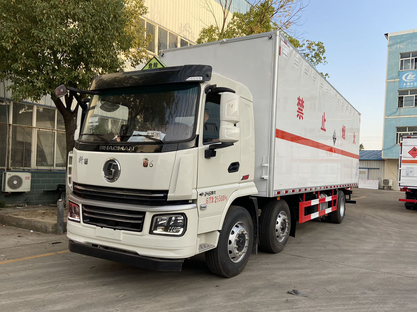 陜汽小三軸8類(lèi)腐蝕性物品廂式運(yùn)輸車(chē)