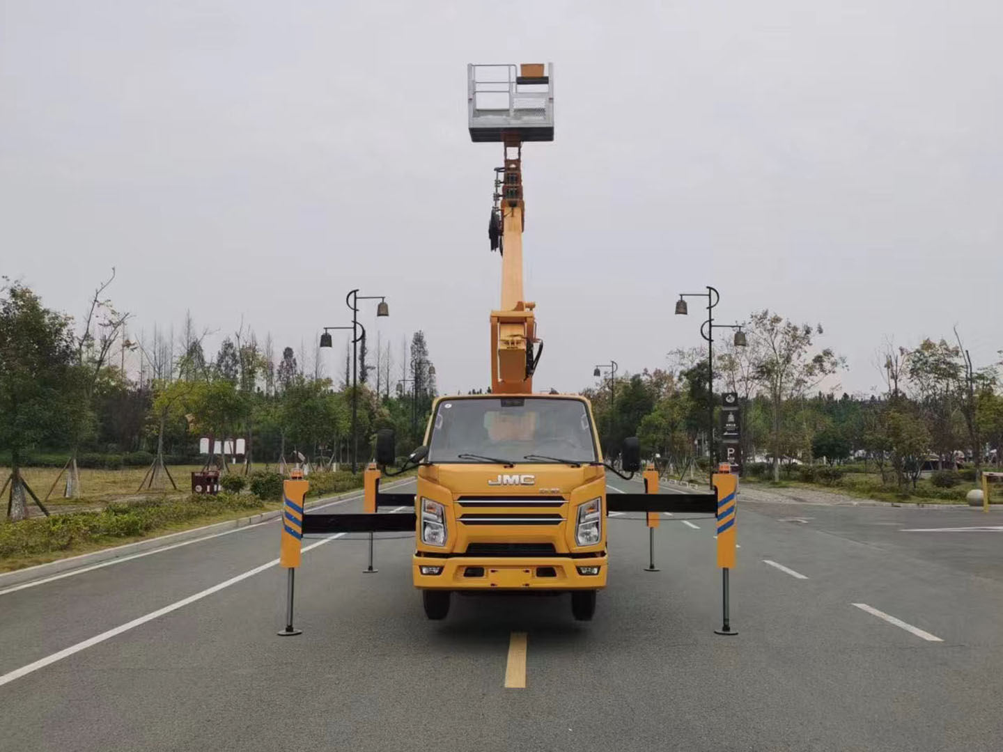 江鈴國(guó)六單排座17.5米高空作業(yè)車(chē)