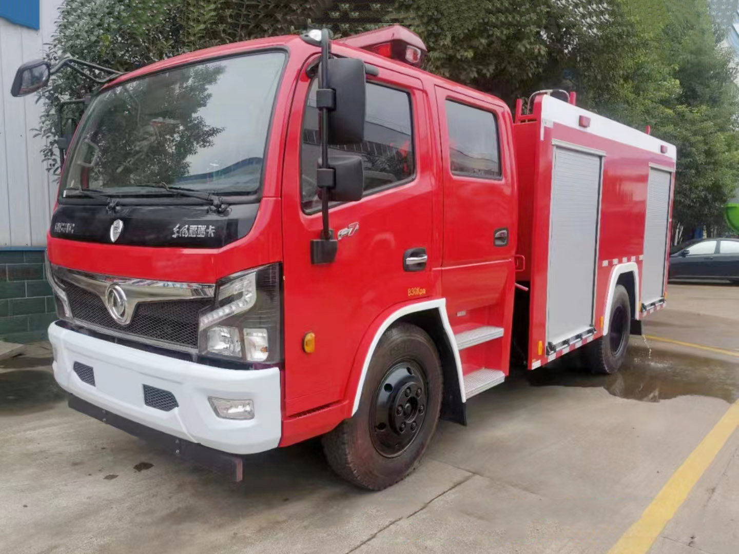 國(guó)六東風(fēng)大多利卡4噸水罐泡沫消防車(chē)