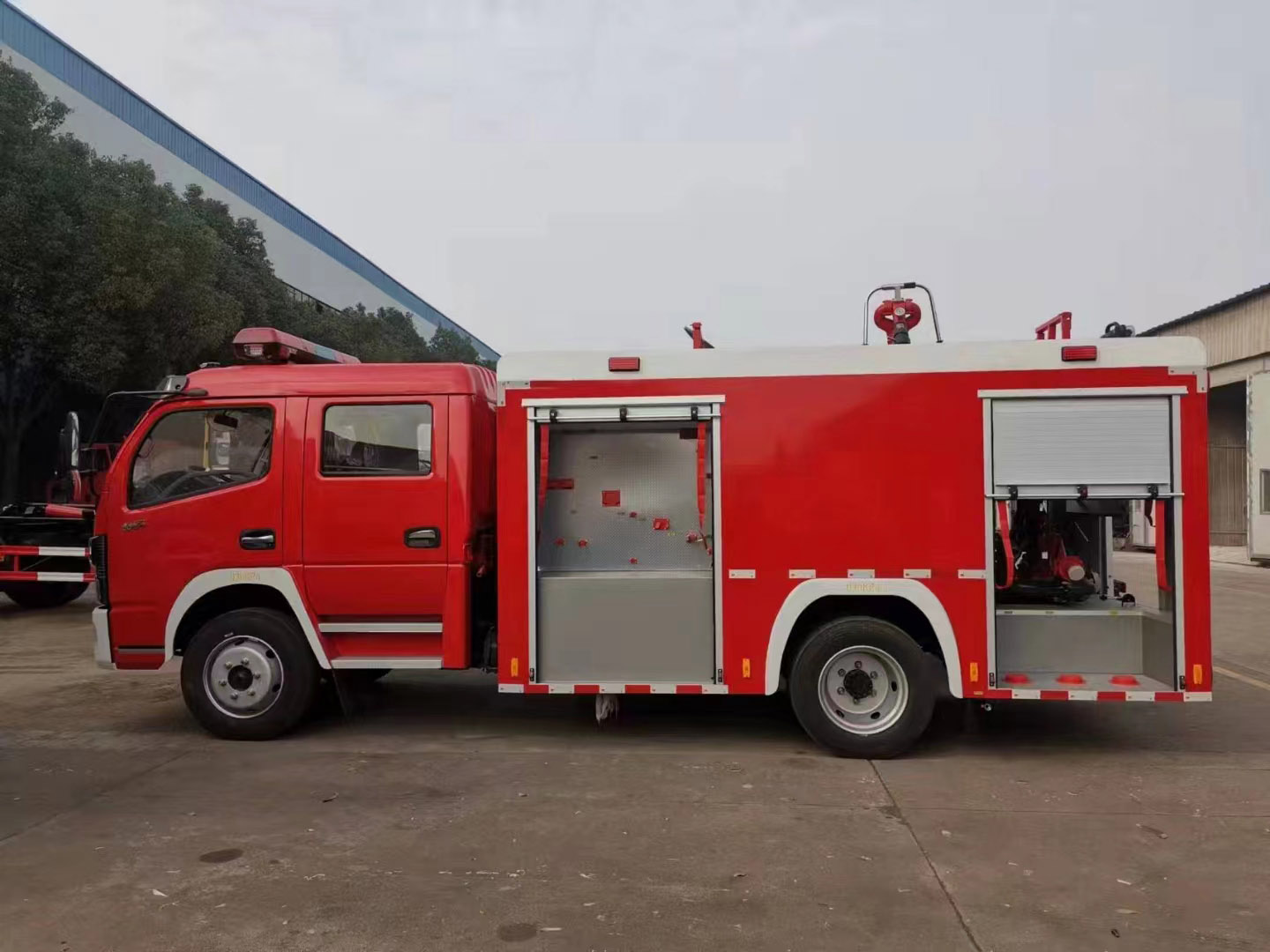 東風(fēng)大多利卡4噸水罐泡沫消防車(chē)