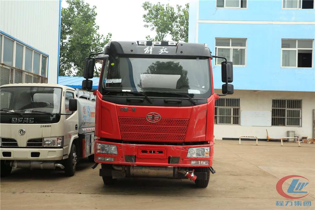 程力解放J6(15方)運(yùn)油車(chē)正面圖