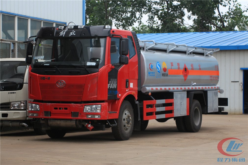 程力解放J6(15方)運(yùn)油車(chē)高清圖