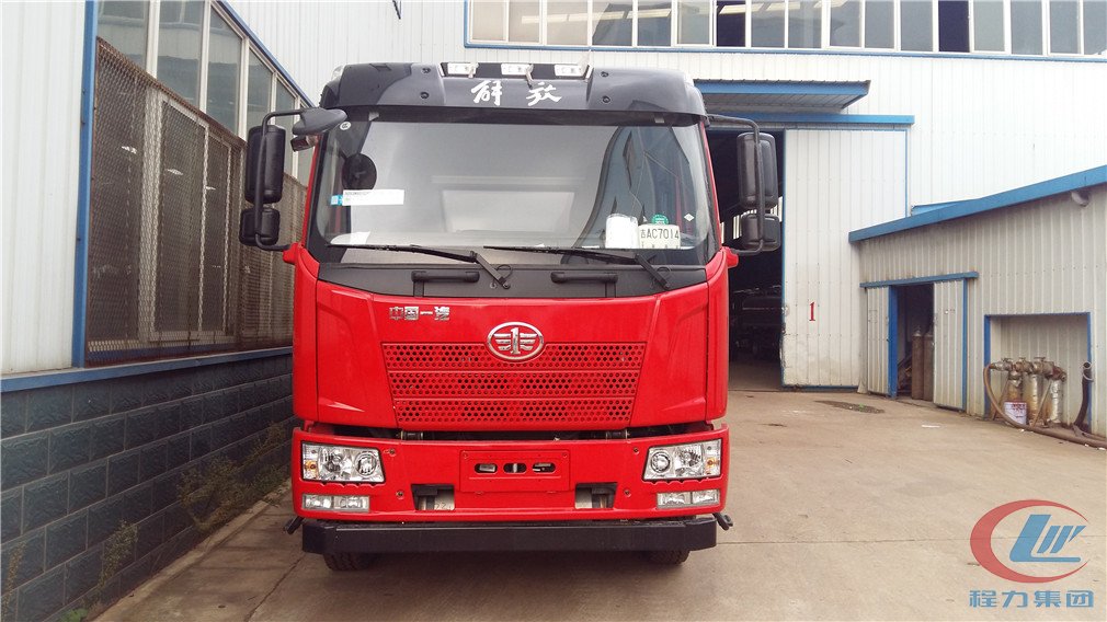 湖北程力解放小三軸(19.5/23方)加油車(chē)正面圖