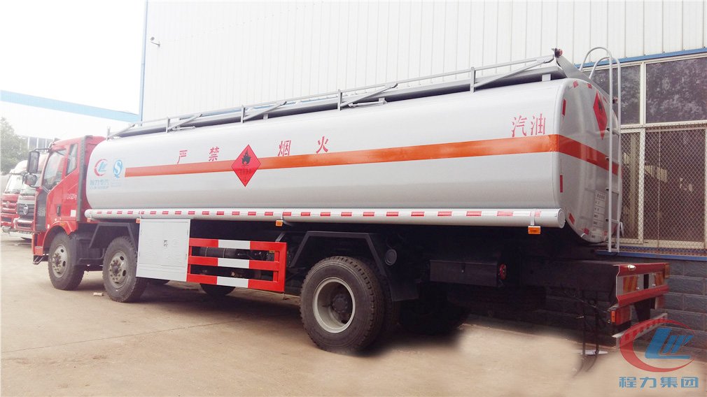 湖北程力解放小三軸(19.5/23方)加油車(chē)側(cè)面圖