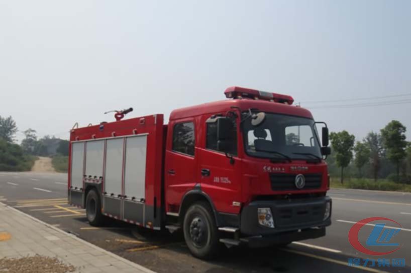東風泡沫消防車側(cè)面圖