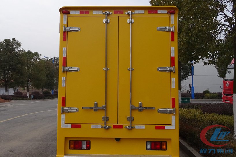 天龍前四后八應(yīng)急發(fā)電車(chē)背面圖