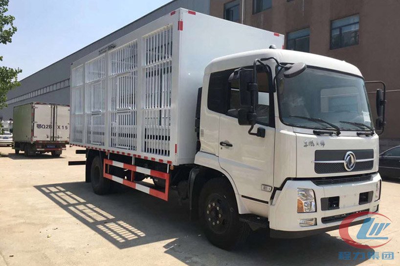 東風(fēng)天錦6米8運(yùn)豬車、畜禽運(yùn)輸車側(cè)面圖
