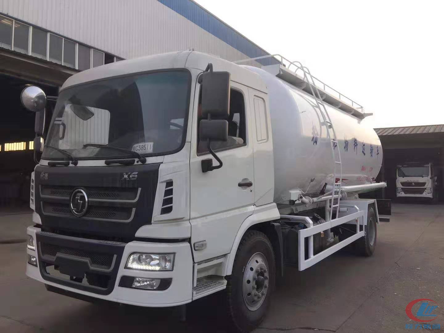 陜汽軒德粉粒物料運輸車側(cè)面圖