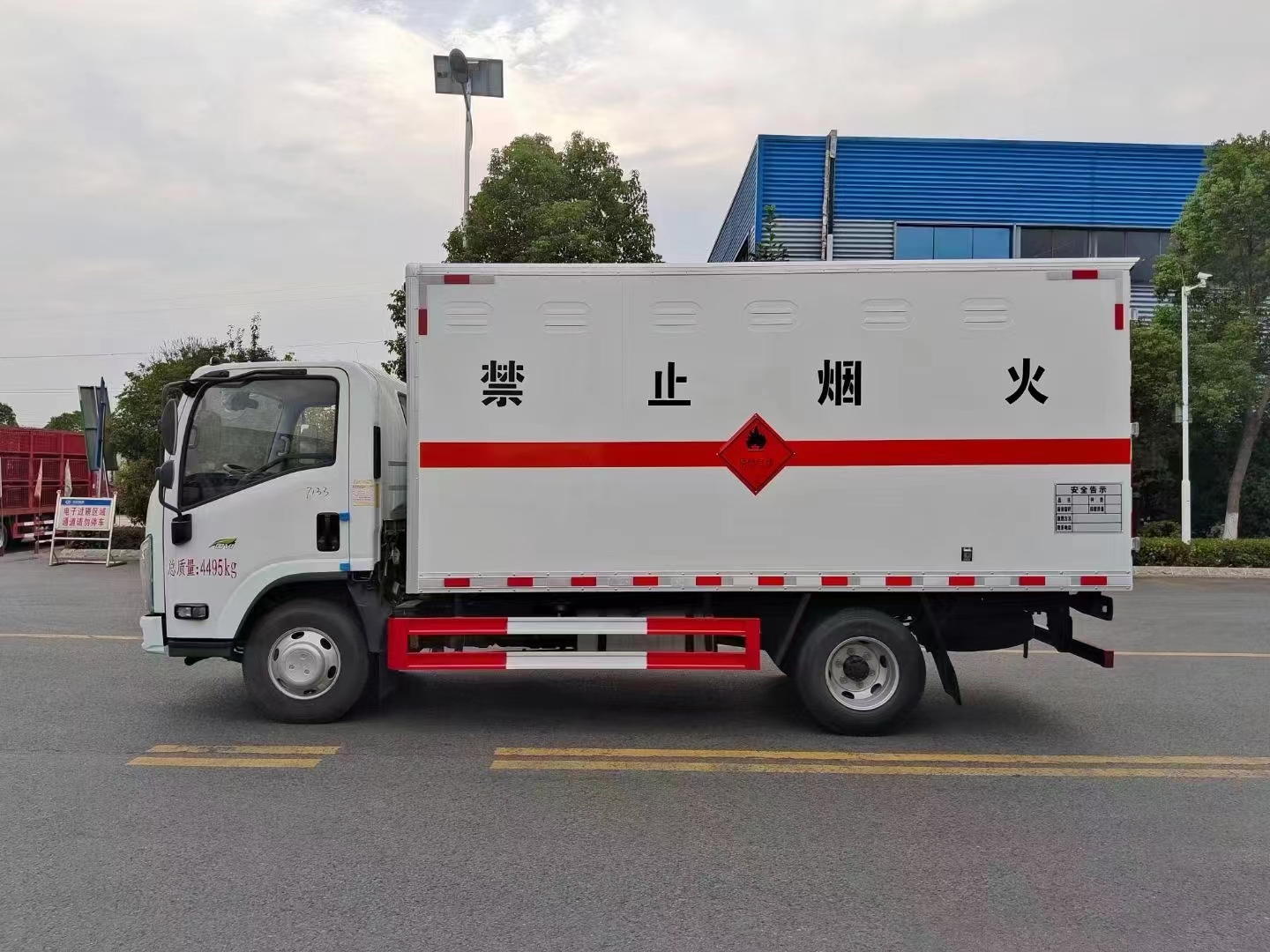 程力集團(tuán)專(zhuān)用車(chē)系列五十鈴爆破器材運(yùn)輸車(chē)